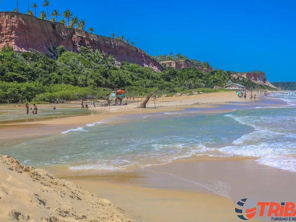 Arraial d’Ajuda com praia e vilarejo
