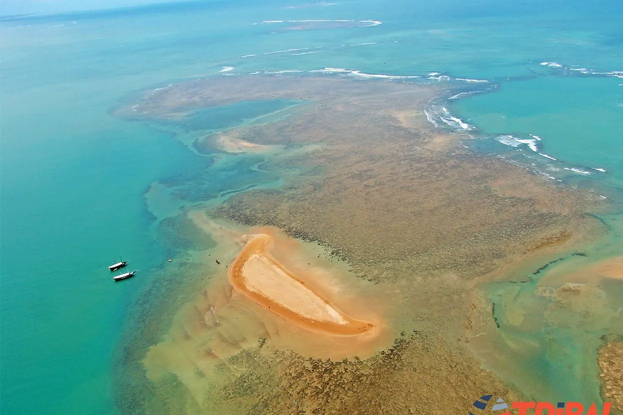 Banco de areia da Coroa Alta com barco ao fundo