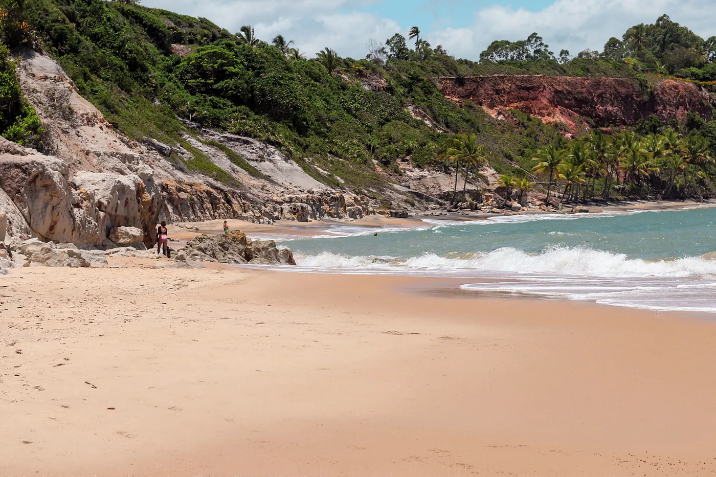 Falésia vermelha na Praia do Espelho
