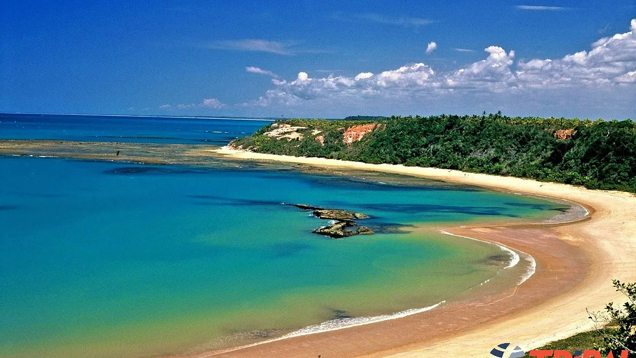 Praia da Costa do Descobrimento vista do alto, com falésias e mar raso