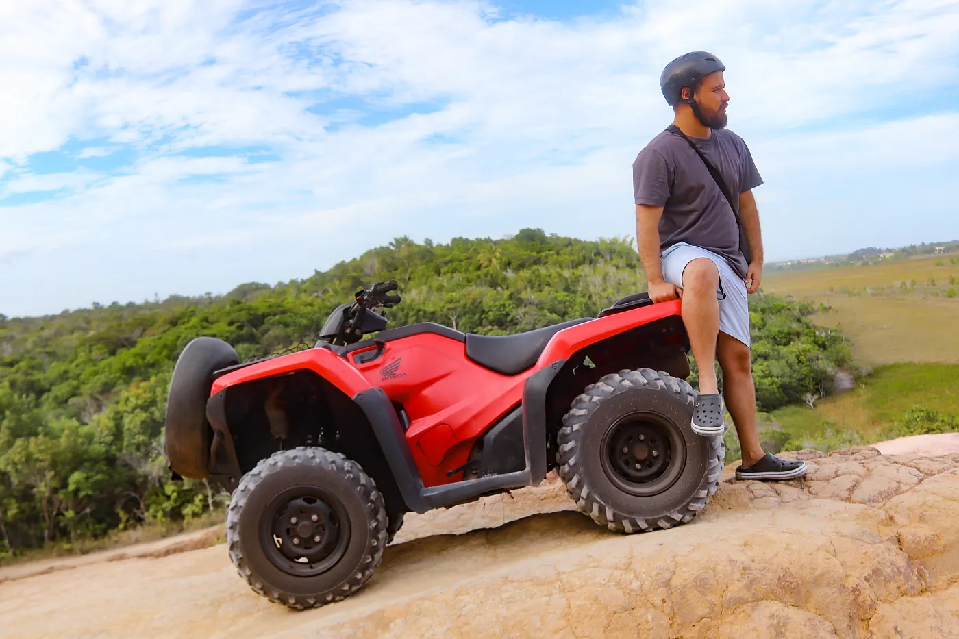 Quadriciclo na trilha entre a mata e a praia
